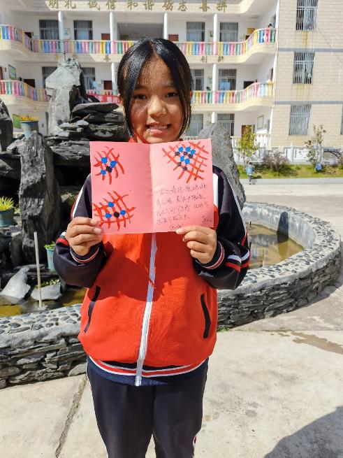 通宵为云南孩童手绘贺卡唐可云老师让黑白围棋炫彩起来