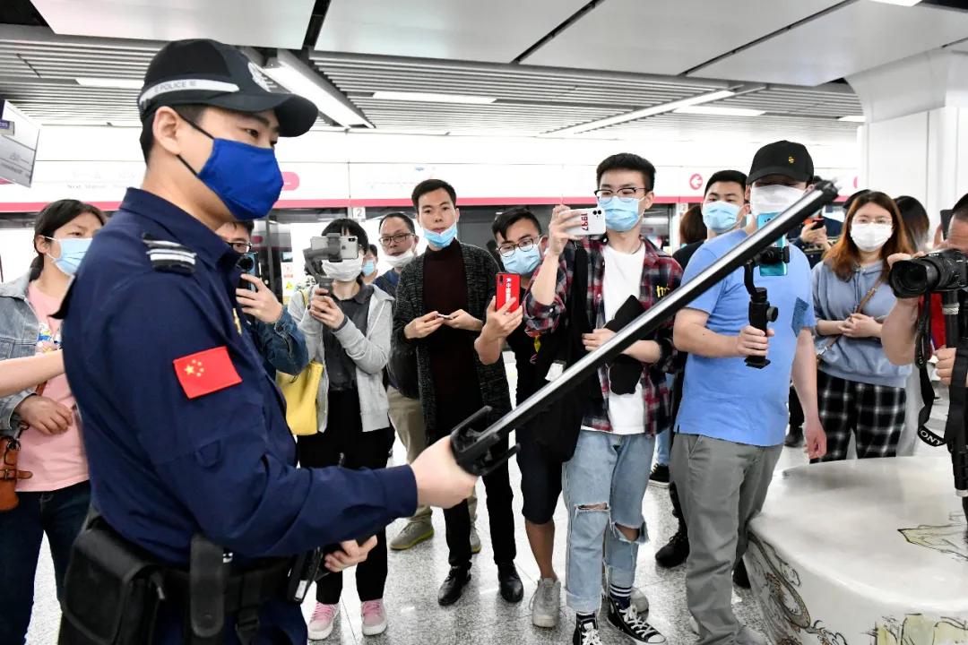 遇到暴恐分子怎么办？在地铁反恐专列上，浙江公安“反恐精英”给你支招