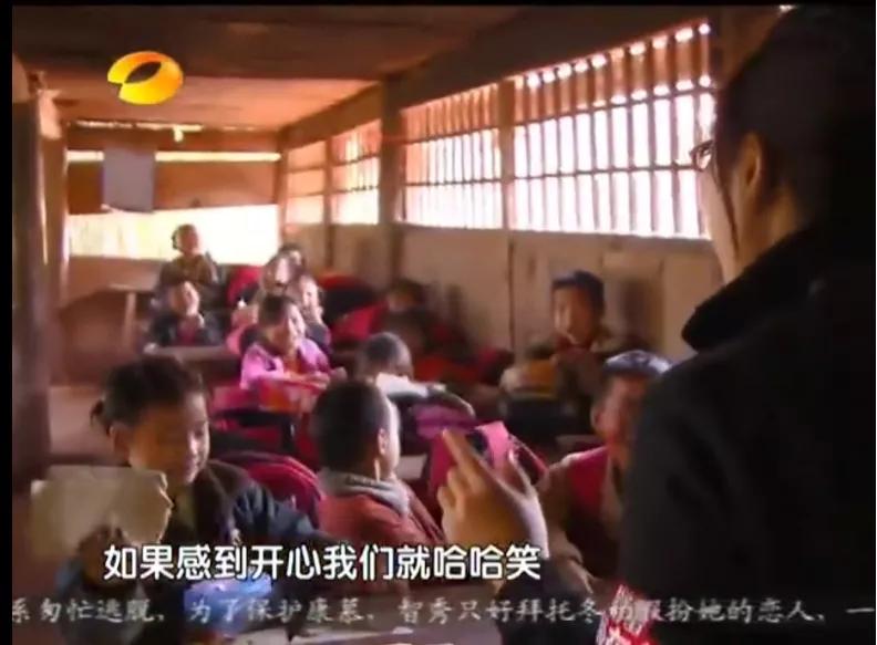 7岁女孩在案板上学习,7岁女童在案板下学习