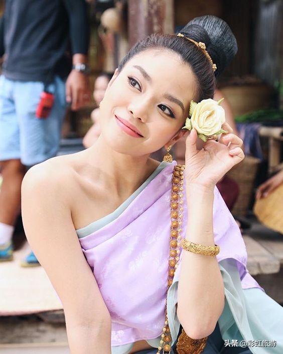 东南亚很多国家民族服装都很接近,而为何“泰服”如此深入人心