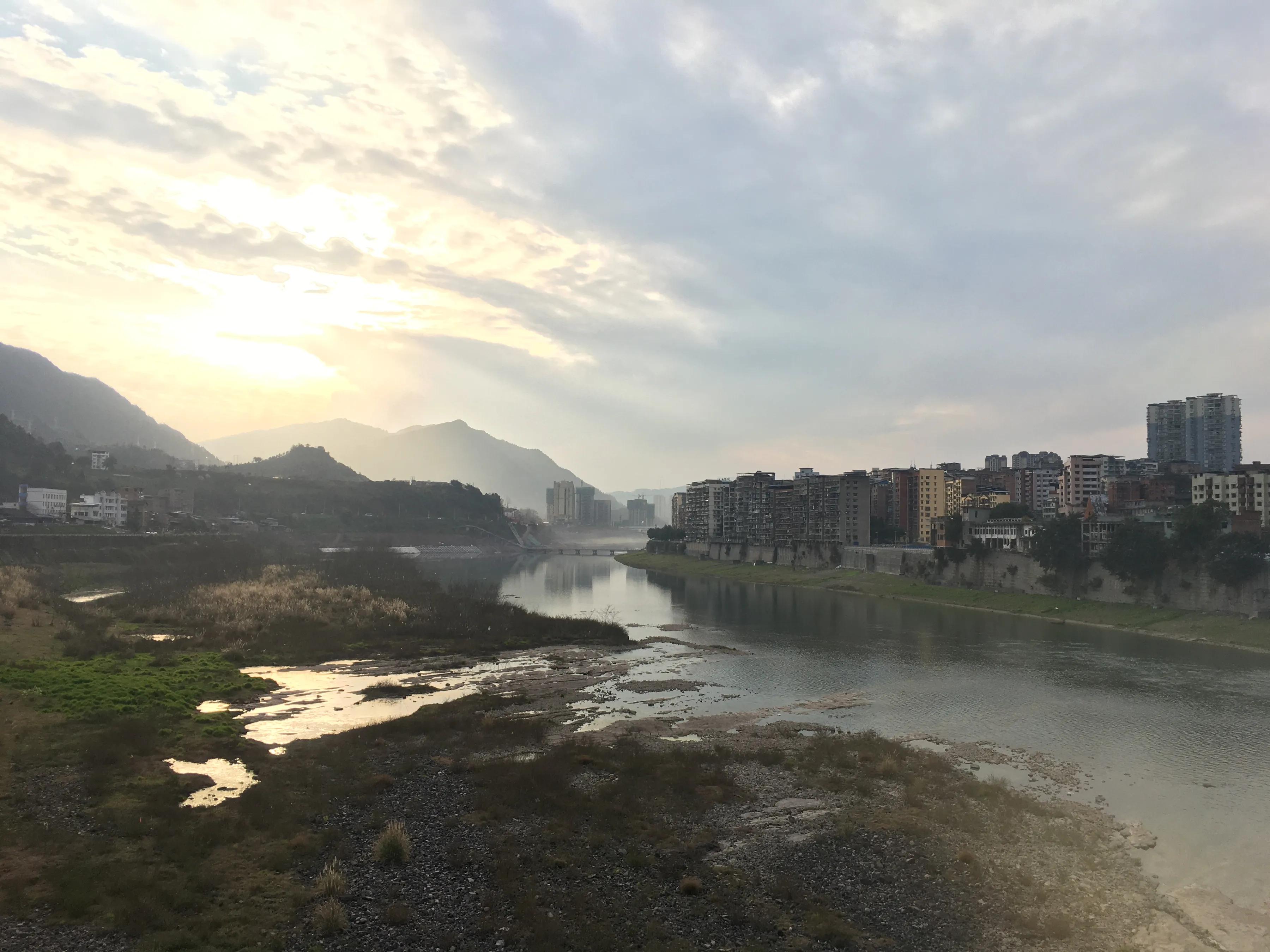 四川鸡鸣三省大峡谷,巴山峡谷荡秋千视频