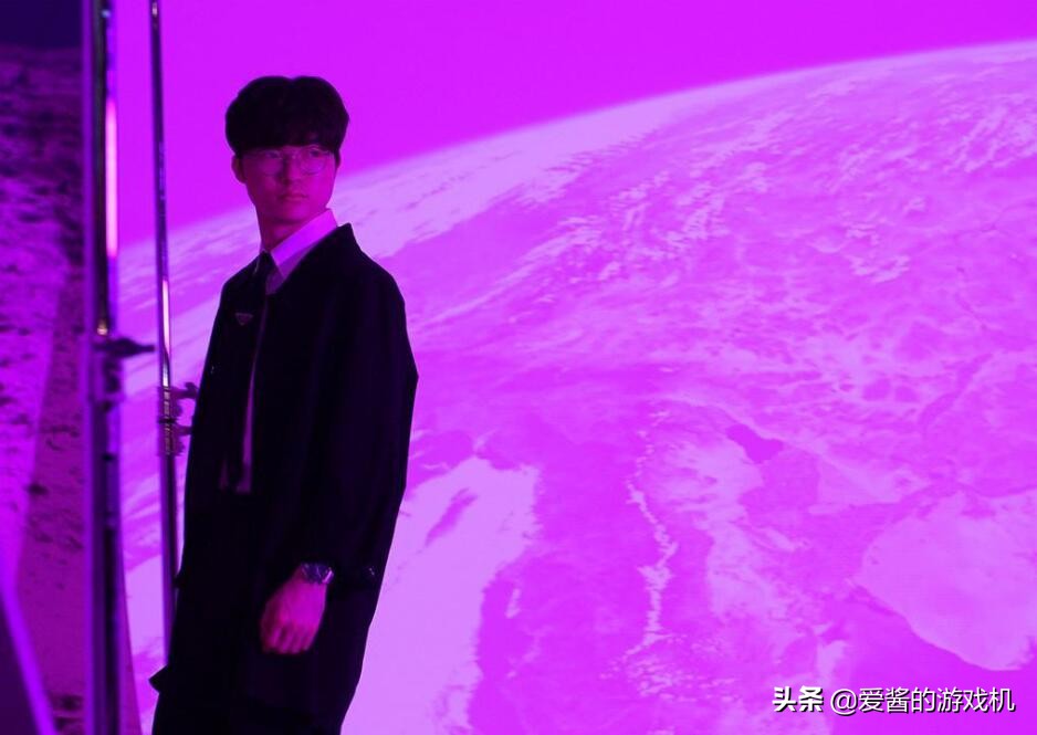 爱酱电竞时分:Faker穿西装像哈利波特?小花生比赛失利深夜发文