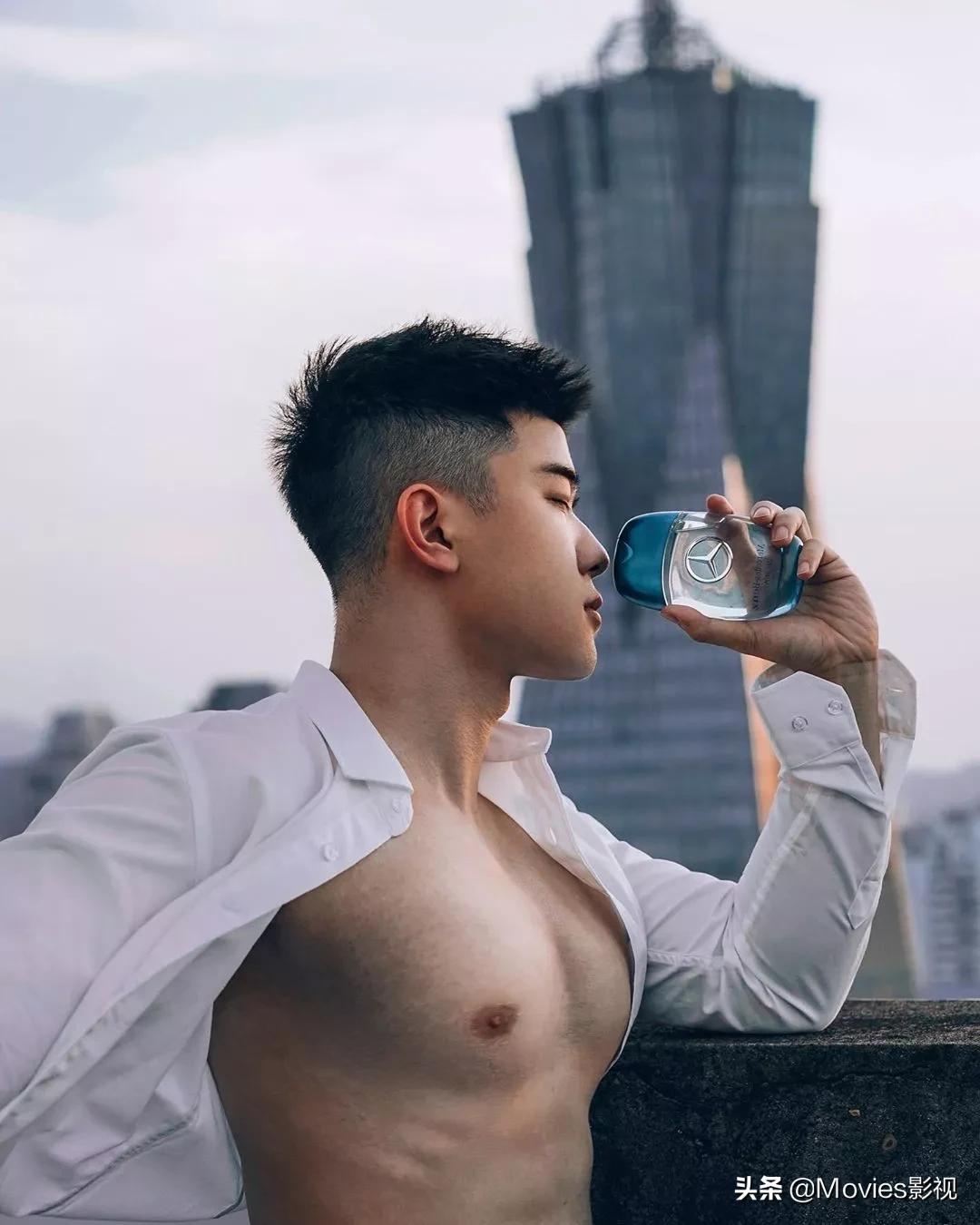 穿短裤比汪小菲还好看！奶凶腱子肉小狼狗，浴室照疯狂撩粉！