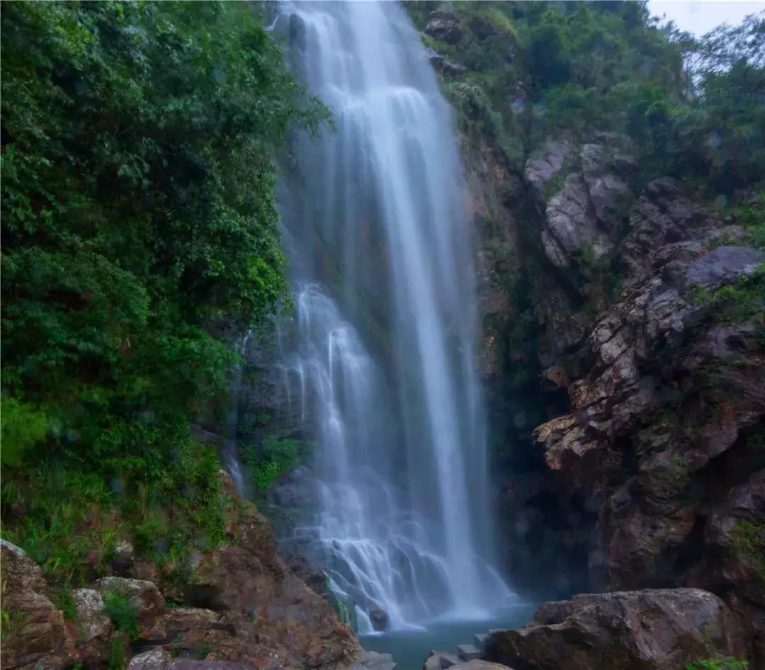 清远这座糖果色湖景汤泉别墅，私藏气派大瀑布和绝美草原！！