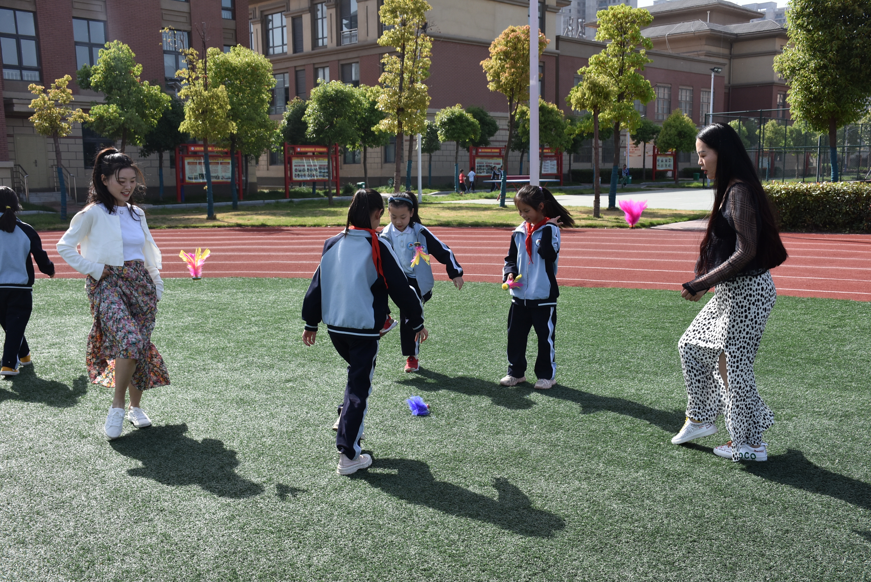 打造智创体育乐享缤纷童年,打造多彩大课间