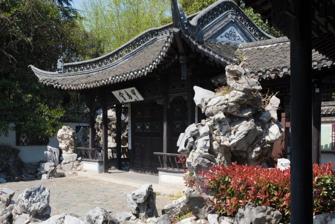 他是词坛大咖,拒绝苏轼结交,写诗戏弄妻子,鲁迅却夸他至情至性