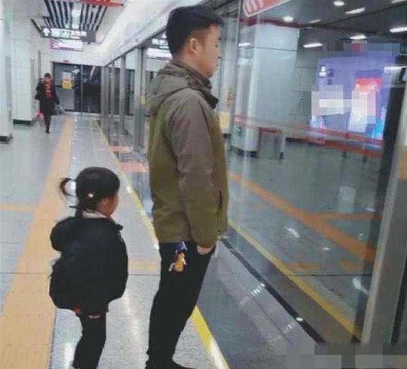 地铁上姐弟因坐姿走红,地铁上姐弟俩的坐姿惹争议