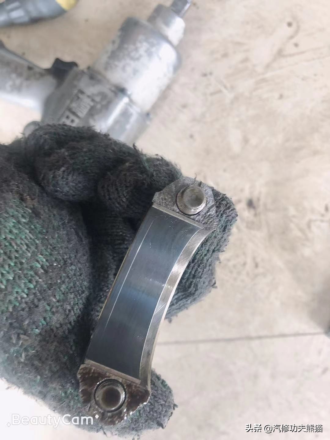 2013款奥迪a4l烧机油怎么解决,奥迪a4l突然全车无电是什么原因