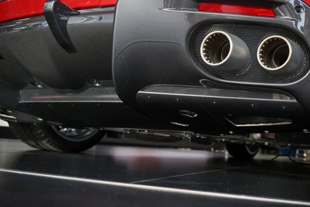 法拉利roma白外黑内,法拉利roma白色硬顶