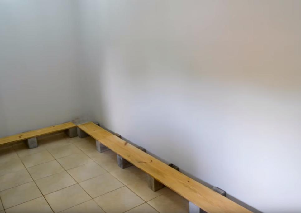 卖水果剩的塑料筐，老公堆在墙角做个L型衣帽间，还挺像回事的