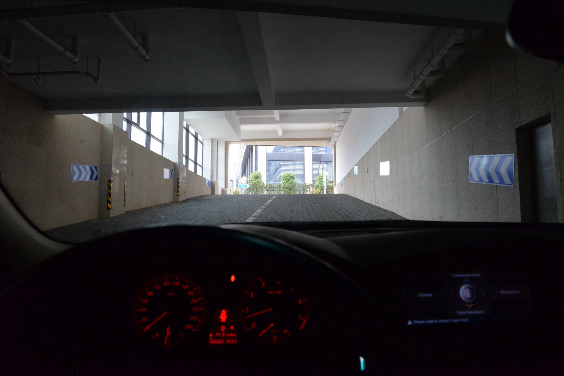 11万出头宝马5系，有电视带冰箱，顺丰小哥难自拔「路试笔记」