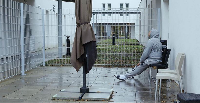 精神病患者从疯人院逃出,精神病院逃不出来的精神病人