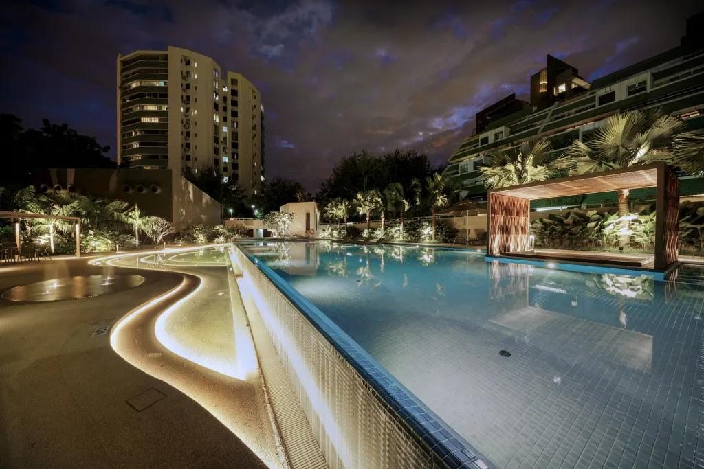 夏日泳池风景,夏日玩水胜地无边际泳池