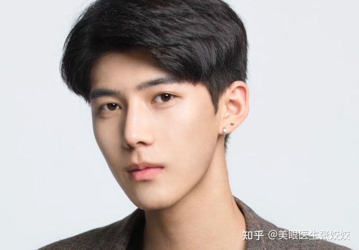 男生做双眼皮是全割还是埋线,男生肉眼泡双眼皮手术