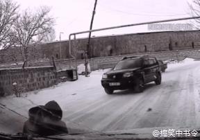 搞笑gif段子妹子有点太淘气了,搞笑gif妹子你又调皮了