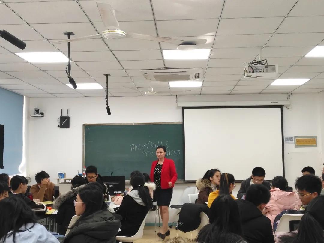 致力于培养产业精英和行业领袖！欢迎报考北京交通大学经济管理学院！