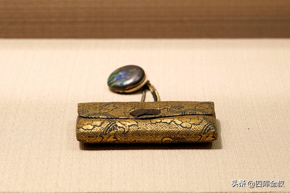 日本江户时代上层社会的冠饰风格,18世纪日本江户盛行配饰