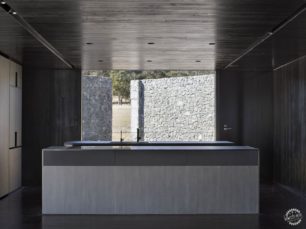 高高的石墙,带石墙的房子效果图