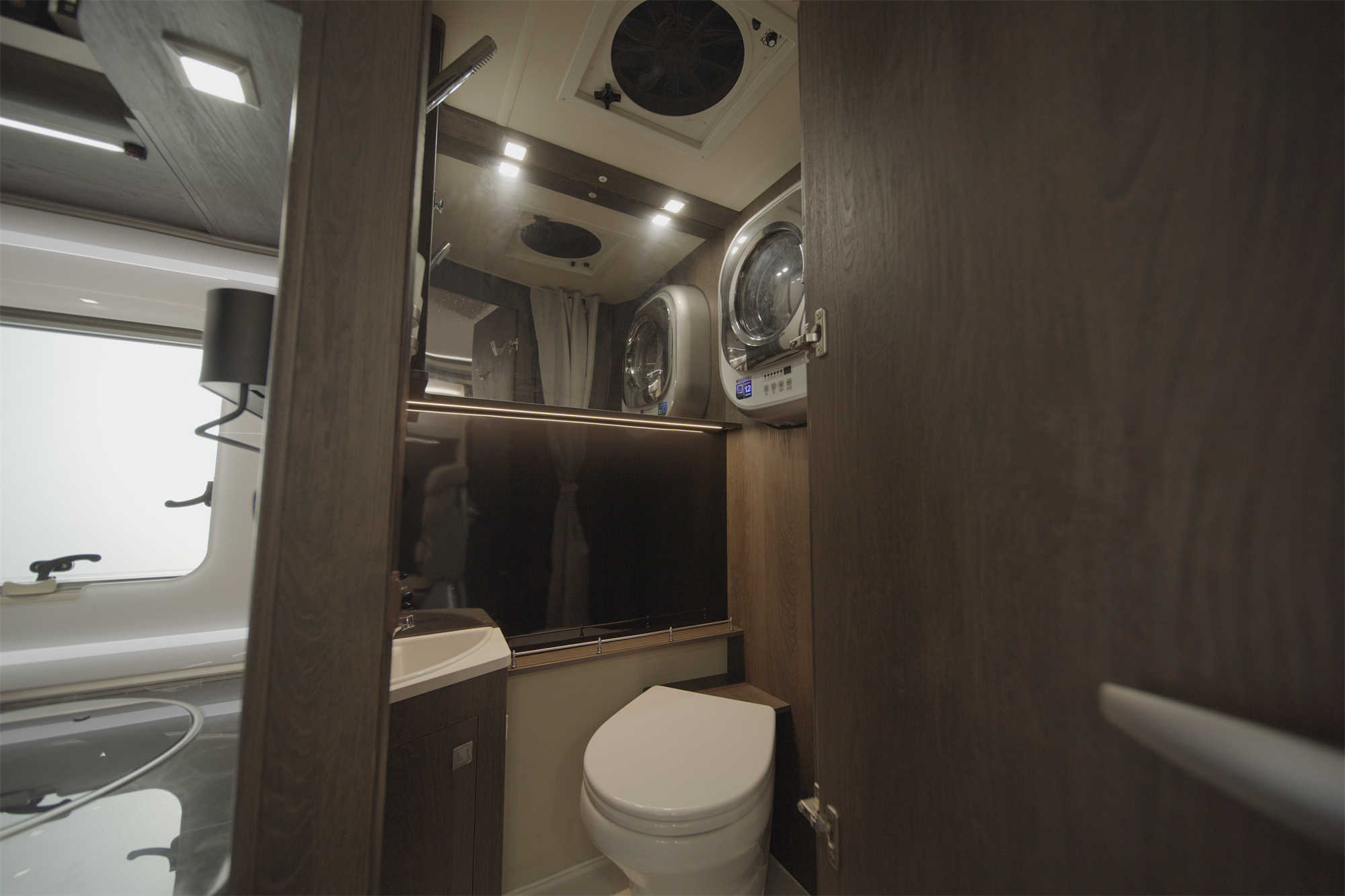 宇通c670房车最新款,宇通房车c553