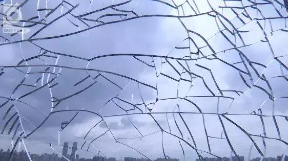 红星紫郡11家住户玻璃爆裂住户质疑质量差物管甩锅天气热