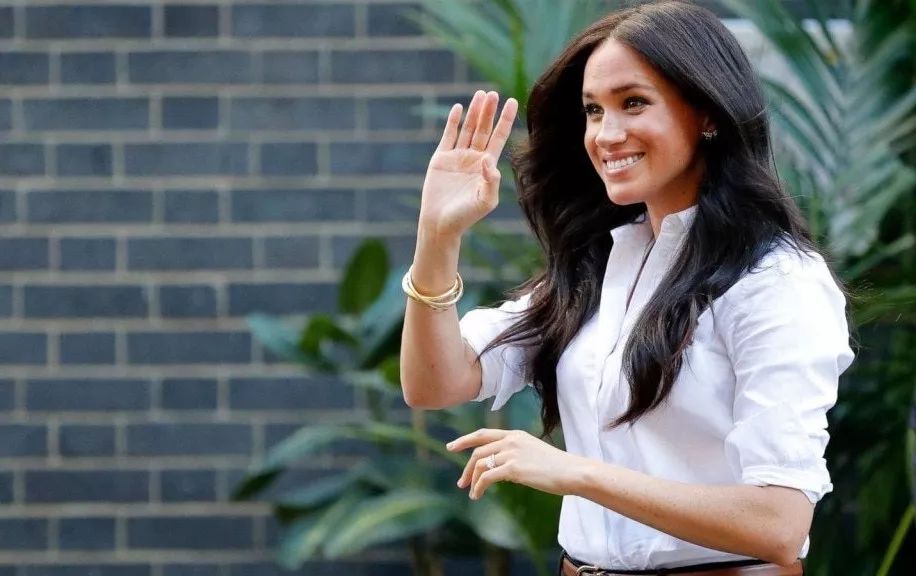 瑞典皇家配饰品牌，几百块戴出万元质感，金色手镯男女戴都好看