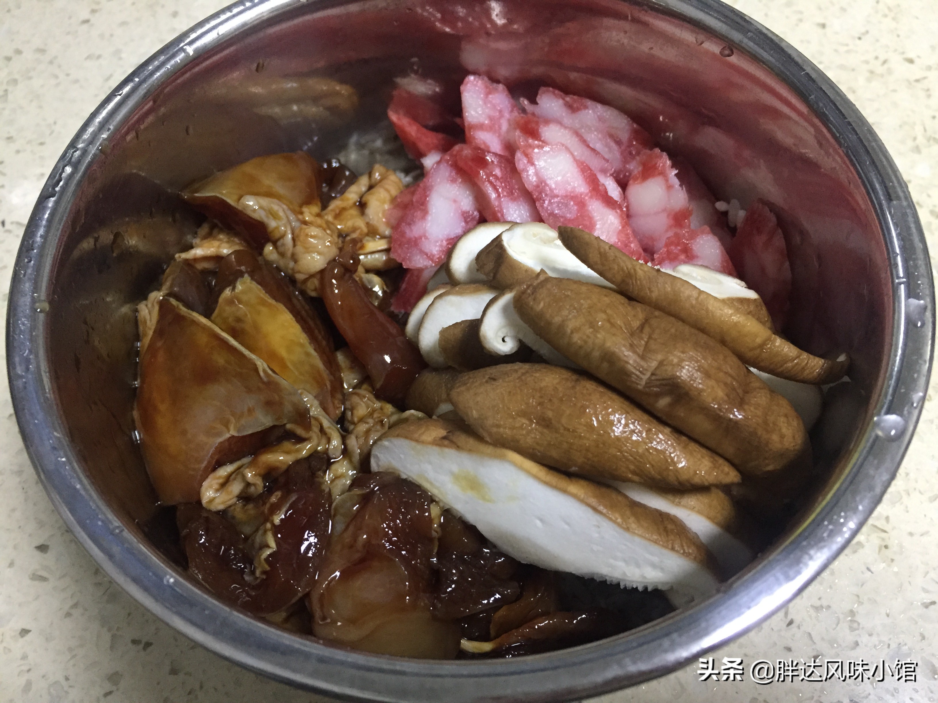 鸡肉只能炖汤喝？这样做好吃到一碗接一碗，香菇腊肠焖鸡饭