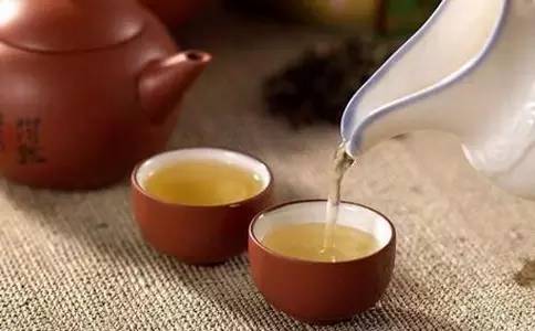 白衣服有污渍如何处理,衣服上的顽固污渍怎么处理