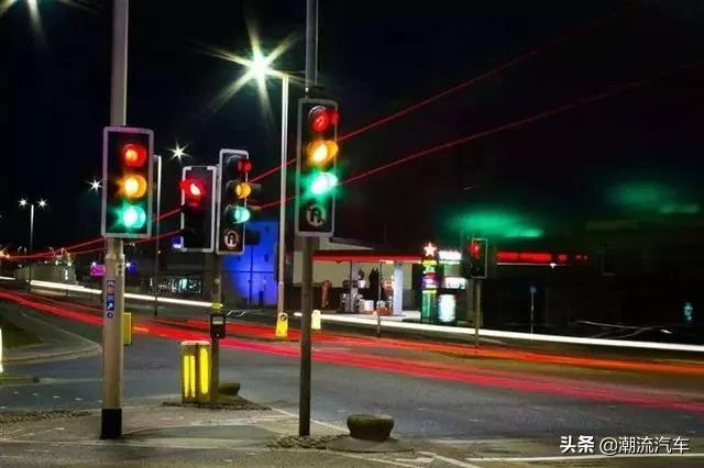 大车后面多少距离安全,跟在大车后面误闯红灯算不算违章