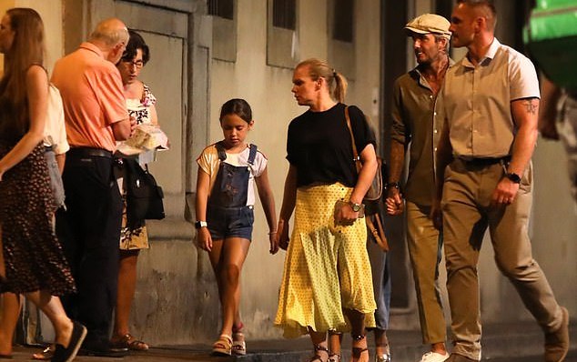 8岁的小七比妈妈还会穿了？这条蓝色Zara露肩裙秒售罄，大姑娘啦