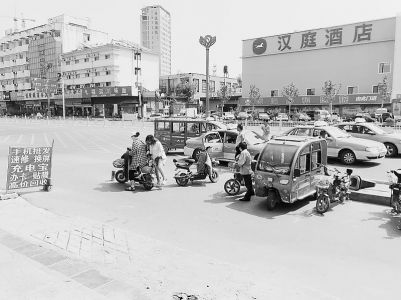 超标休闲电动大三轮车,电动三轮车违规载客冲撞城管