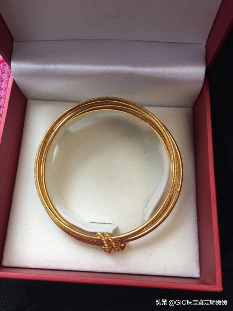 光面的黄金手镯和时尚的卡地亚手镯，价格差不多，你会如何选择？