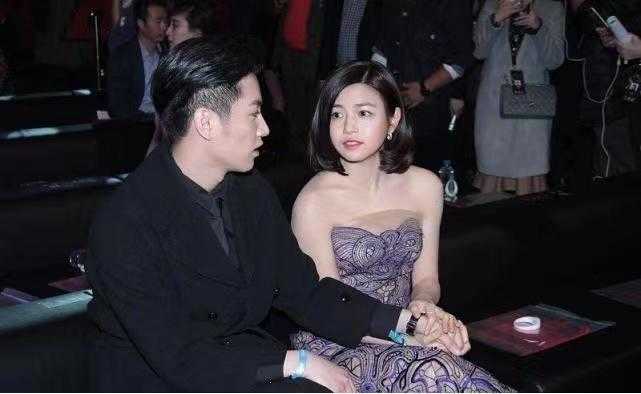 陈妍希圆脸造型,陈妍希白色抹胸裙造型图片