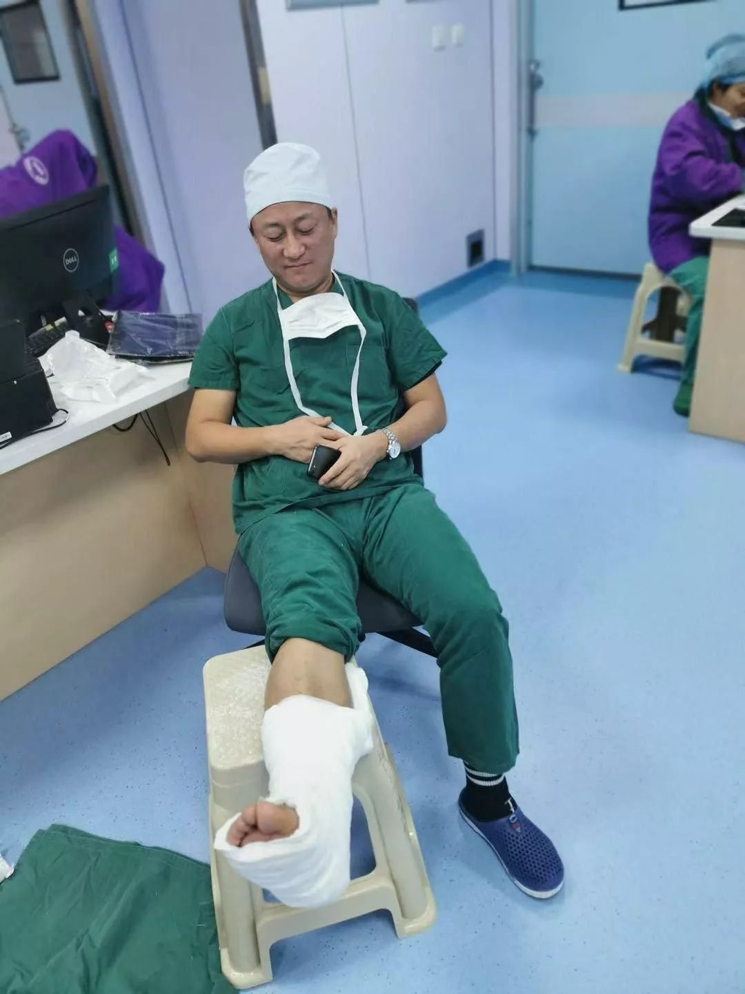 成都“滑轮医哥”短视频走红你的样子真帅