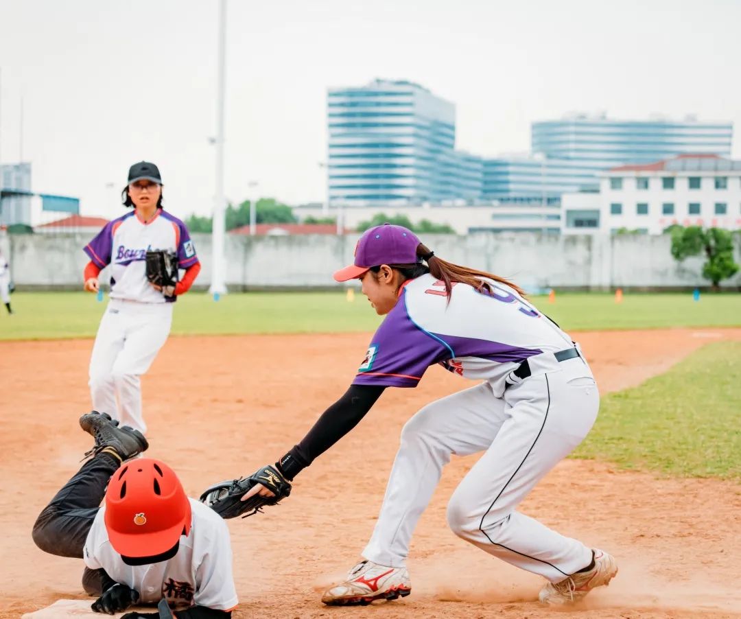 再见安打,竟发生在这场民间女子棒球赛上|「棒球人生」