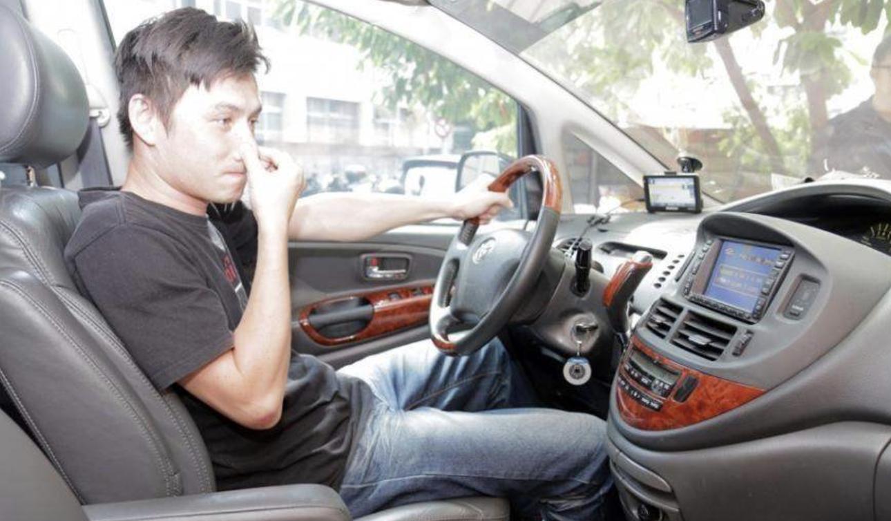 为什么汽车开空调感觉有烟味,为什么汽车开空调后有臭味