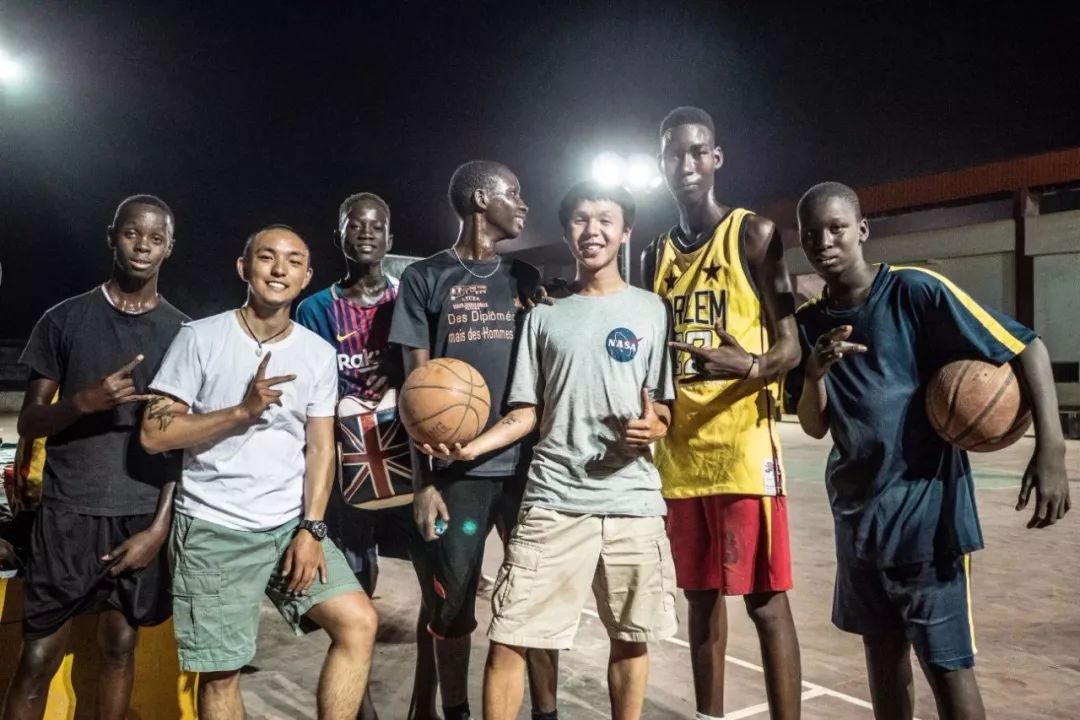 95后开着五菱环游世界,95后开面包车环游世界