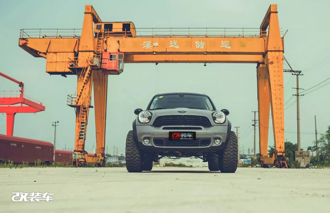 网友花费十几万，把MINI乡下人爆改成大脚怪