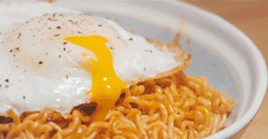 鸡蛋拌一切，日本人吃生鸡蛋到底有多野？（菲李漫画）