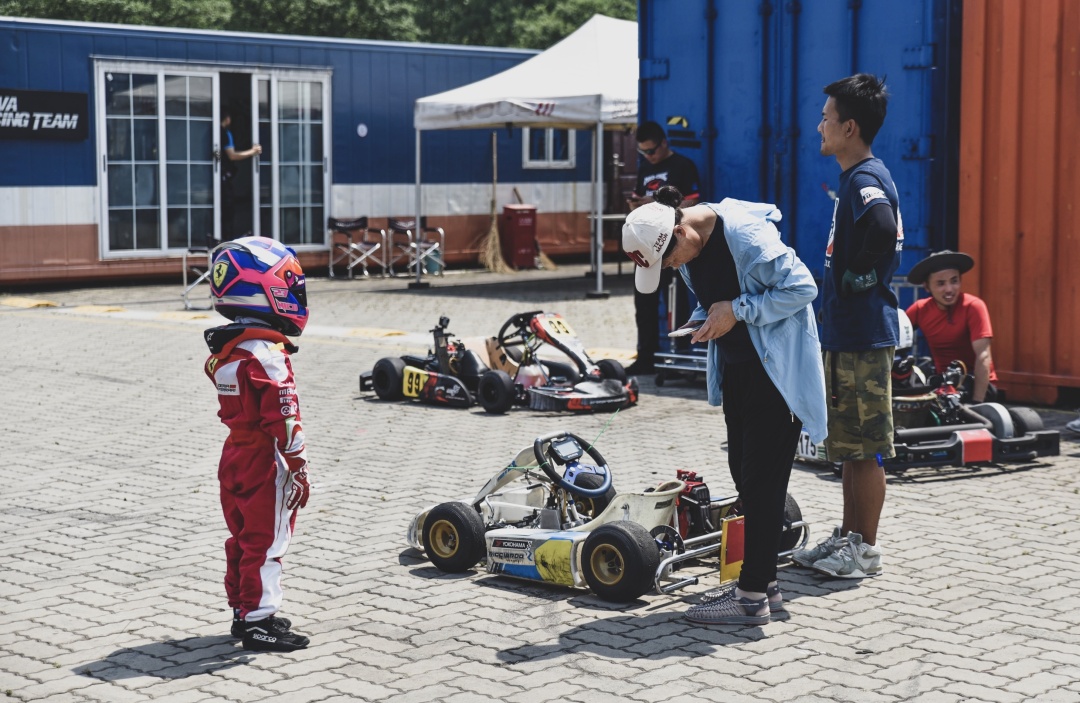 告诉孩子不要放弃自己的机会,每个小男孩都有赛车梦