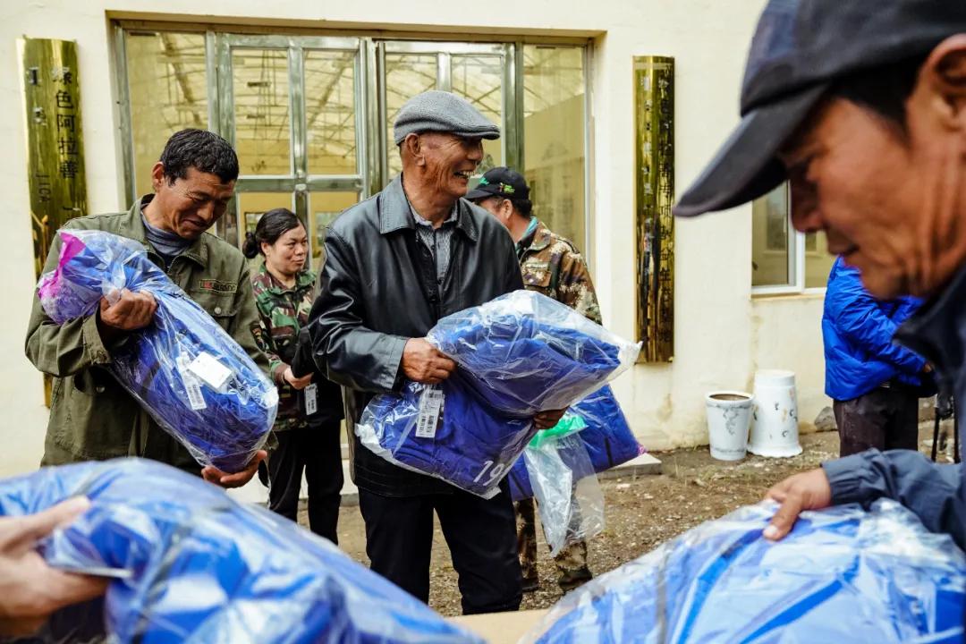 波司登新设计再次出圈？！轻盈+荧光惊艳网友：穿这谁还宅啊