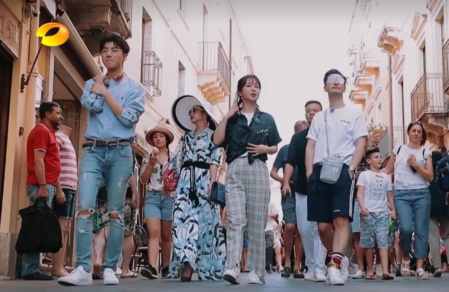 王俊凯《中餐厅》*服私**盘点第一波！技能满满的凯boss，衣品超赞