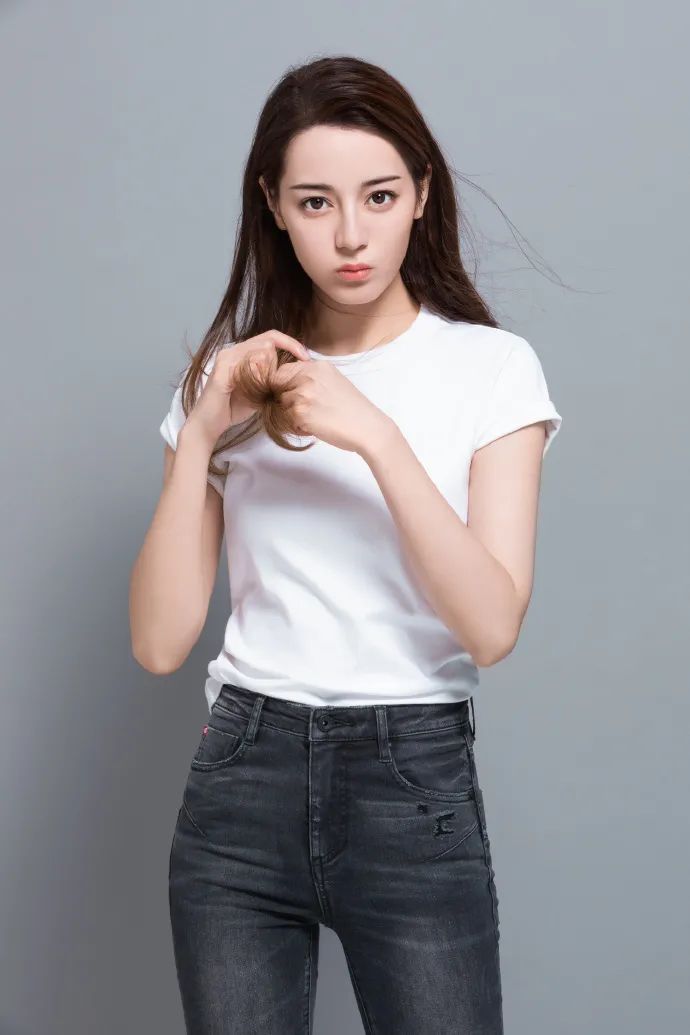 聪明女人都选低领毛衣,衣袖太长怎么穿更好看