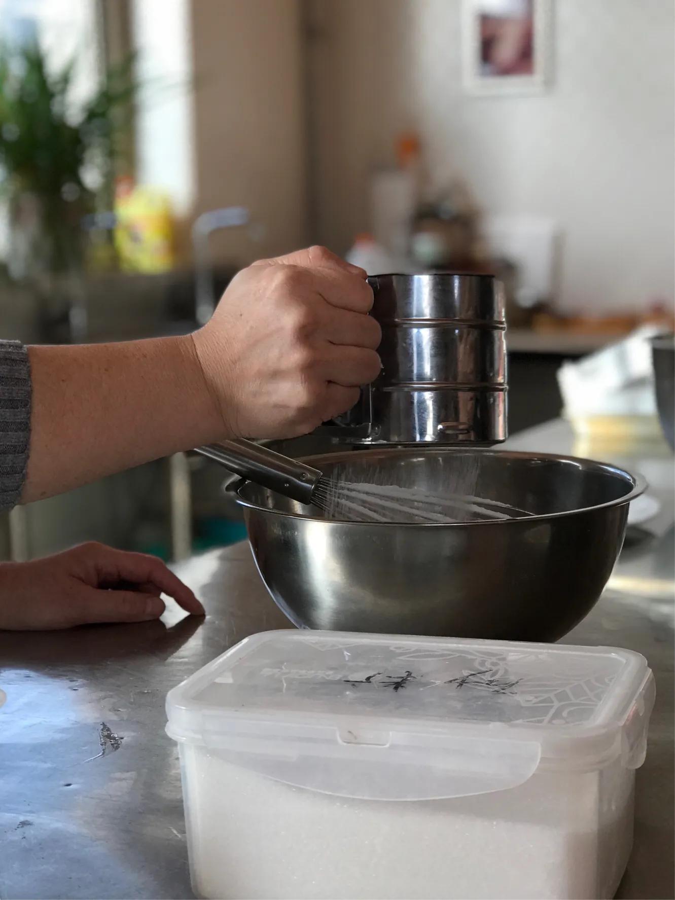 如何自制戚风蛋糕卷,草莓酱戚风蛋糕卷做法烤箱