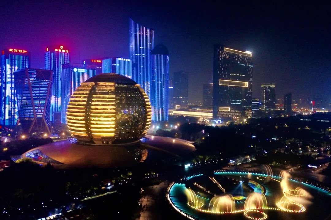 夜游盛世钱塘，赏绚烂灯光秀，打卡杭州钱江新城万豪酒店