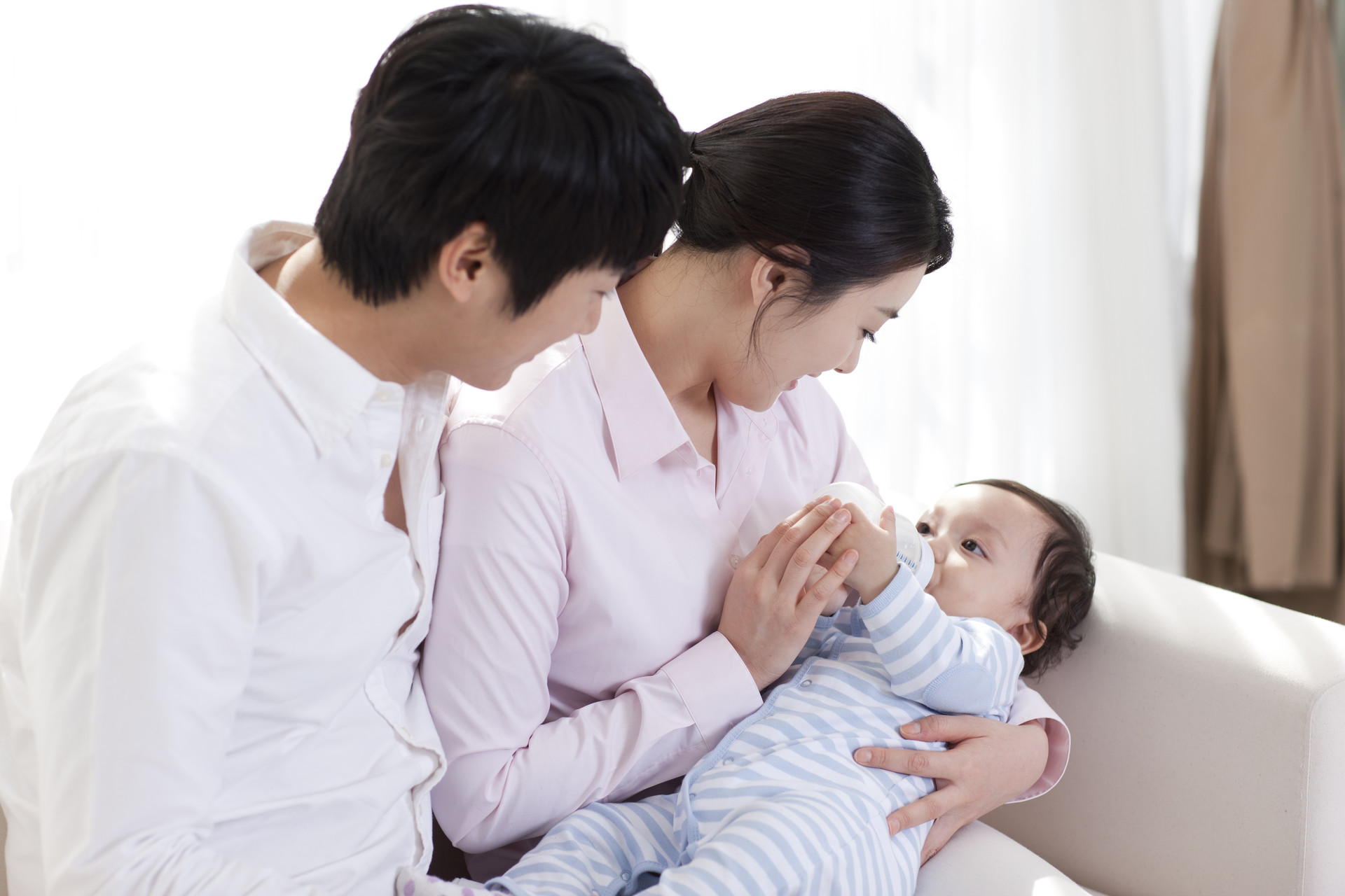 婴儿吃奶时为啥扭来扭去还哼唧？4个“语言信号”，新手爸妈了解