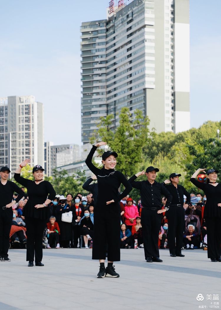 洛阳牡丹广场：*疆新**舞大联欢