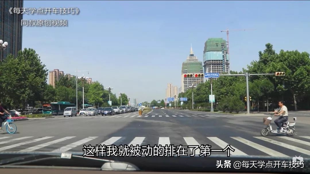 什么样右转路口容易闯红灯,交通标志在路口上怎么避免闯红灯