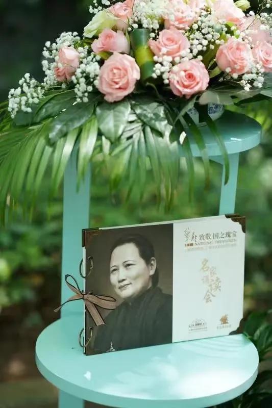 龚雪60多岁状态,68岁龚雪80岁达式常近照曝光