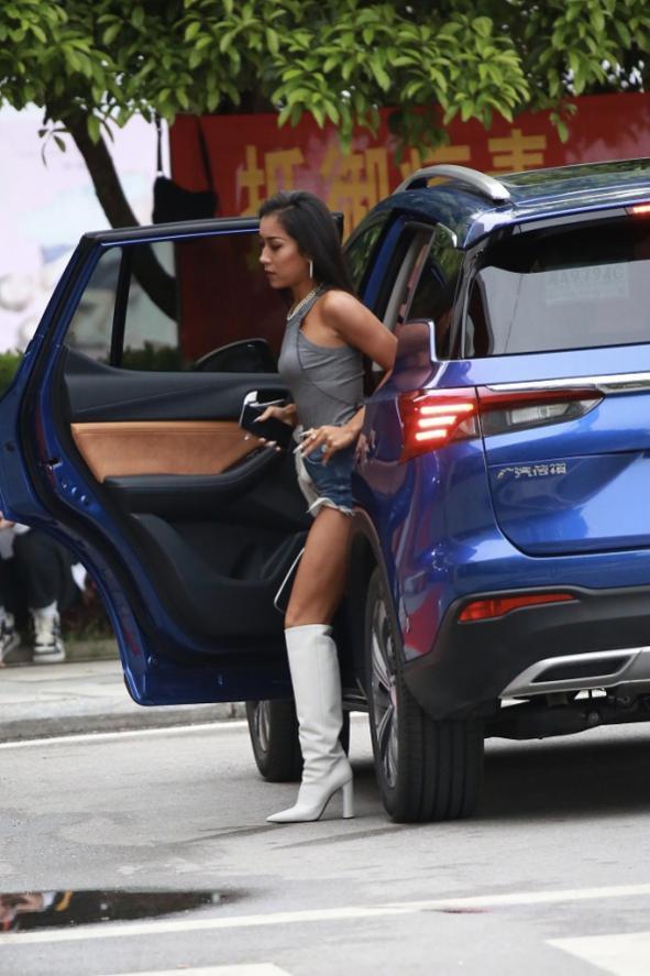 吉克隽逸穿长筒靴,吉克隽逸的穿搭