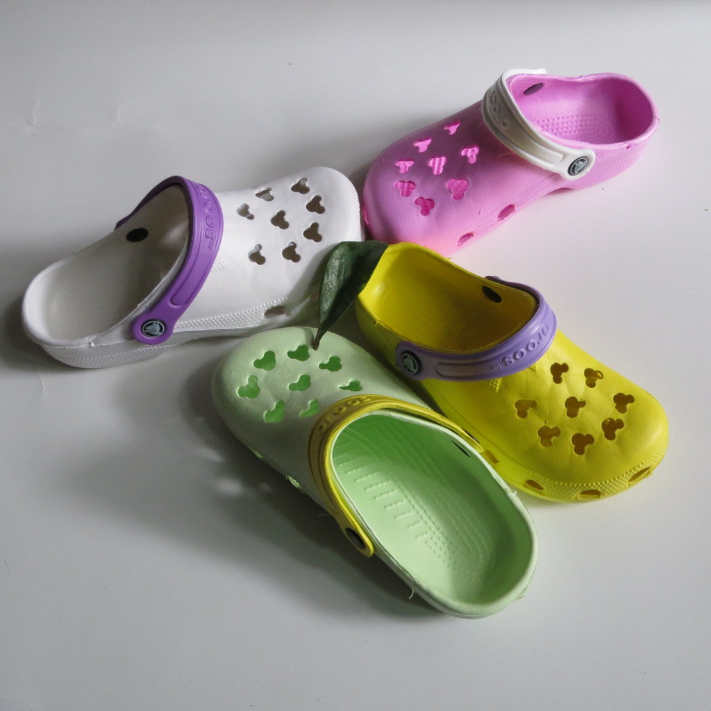 孩子穿洞洞鞋被电梯夹住,儿童脚被电梯夹